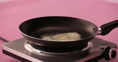 Putting bread in a pan and cooking it 1 스톡 동영상 132191366