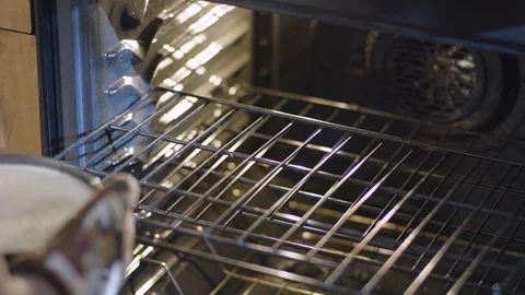 Putting Cake in Oven Видео 102508409