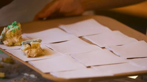 Putting cake on the tray and preparing to serve it 動画素材 148699270