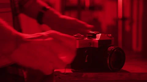 Putting a camera on a table Vídeo Stock 214870470