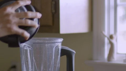 Putting Cap on Blender Видео 102402737