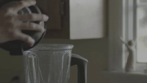 Putting Cap on Blender Super Slow Mo Видео 85065952