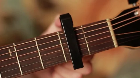 Putting a capo over the guitar strings 動画素材 71952749