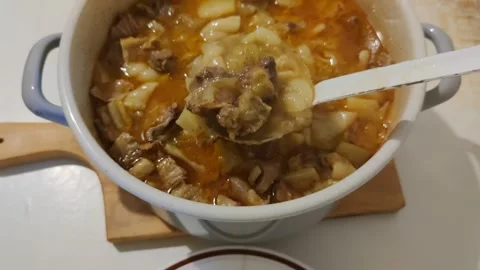 Putting cooked dish into the plate 動画素材 242046535