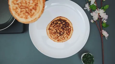 Putting the cooked fried pancake on a plate Stock-Footage 252412892