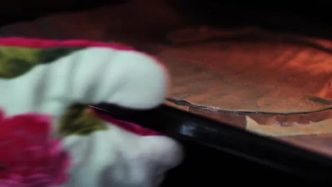 Putting crust in oven 库存影片 154552567