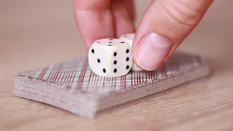 Putting dice on card deck Vídeo Stock 93336630