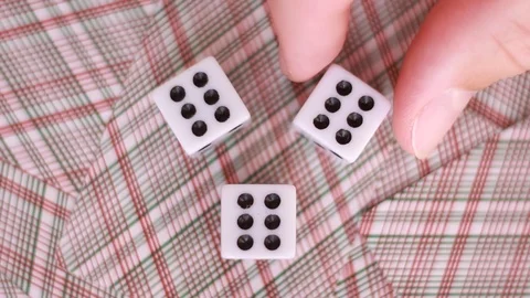 Putting dice over playing cards Vídeo Stock 98480415