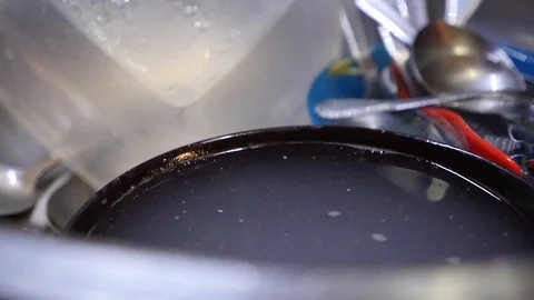 Putting dirty dishware in the water 動画素材 87646991