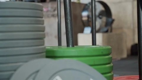 Putting down the weight on rack in training gym Vídeo Stock 116881971