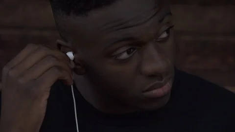 Putting in earphones 2 Vidéo 86880383