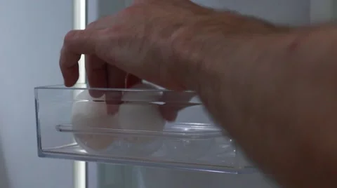 Putting eggs into a fridge Vídeos de archivo 63454455
