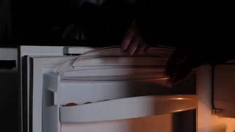 Putting the eggs in the fridge Video stock 233512756