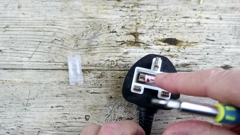 Putting A Fuse In To A Uk Plug 스톡 동영상 134729001