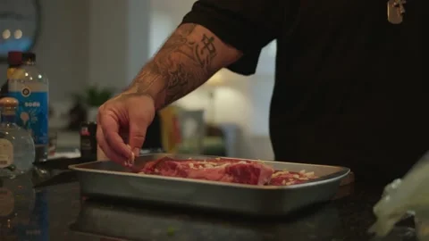 Putting garlic on steak Stock-Footage 155083025