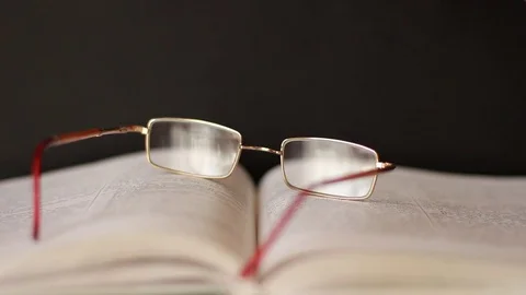 Putting glasses on book 動画素材 75628886