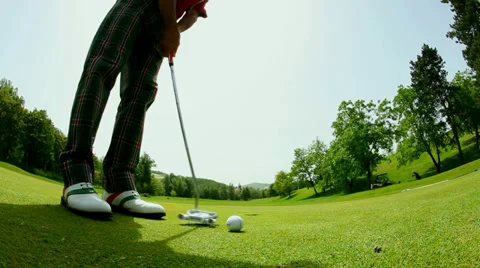 Putting the golf ball Vidéo 38690517