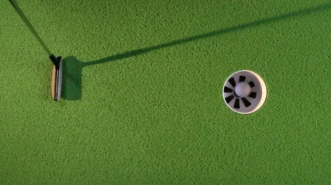 Putting golf balls Видео 1118635