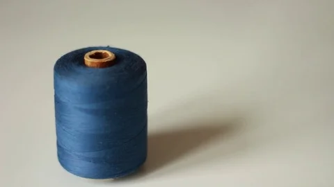 Putting green and blue thread coils Vídeo Stock 76039375