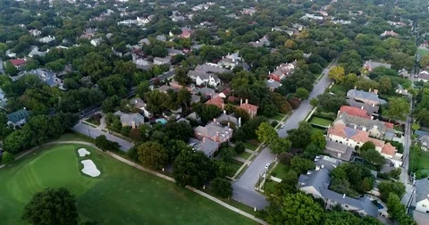 Putting green and large homes along a Dallas golf course Vidéo 79873718