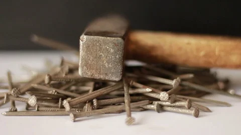 Putting hammer on nails Видео 75827264