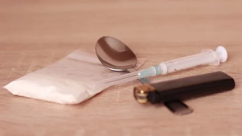 Putting heroin-cooking instruments on the table Vídeos de archivo 83950012
