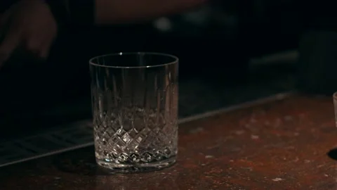 Putting ice in glass Video stock 136639232
