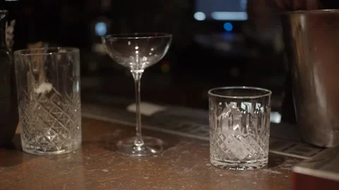 Putting ice in glass Stock Footage 139782760