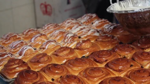 Putting icing on cinnamon rolls / Mexican sweet bread Vídeos de archivo 130107862