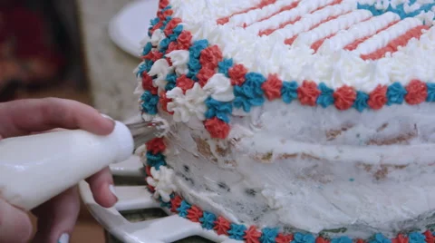 Putting icing on a red white and blue cake Vídeo Stock 64893927