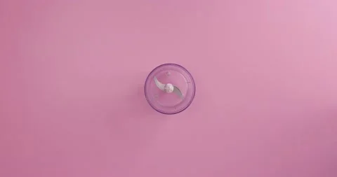 Putting kiwi fruit in a mixer Vídeo Stock 133818372