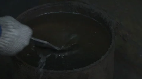 Putting Knife in cold water while whetting by a Taiwanese knives artist 動画素材 62789044
