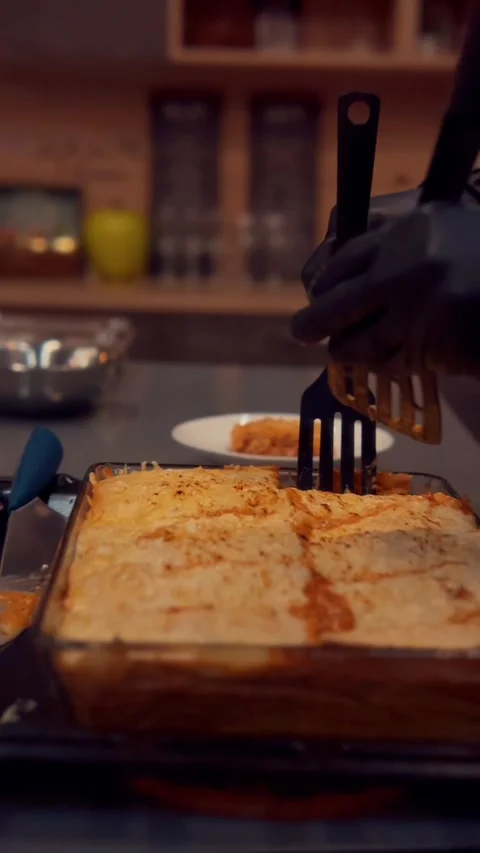 Putting Lasagna on Plate Video stock 180437193