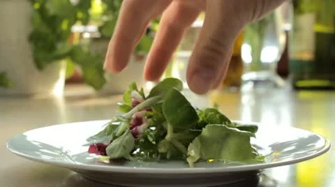 Putting lettuce on a plate - slow motion Vidéo 12713072