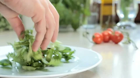 Putting lettuce on a plate - tracking shot Video stock 12757568