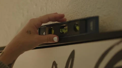 Putting a level on a canvas Stock-Footage 154667958