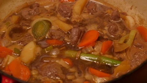 Putting a lid on a casserole dish 動画素材 121449575