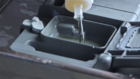 Putting liquid soap in the dishwasher compartment Vídeo Stock 123355472