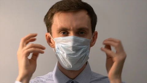Putting on a mask 库存影片 120418240