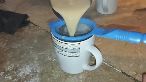 Putting Milk Tea in a Cup 動画素材 265147799