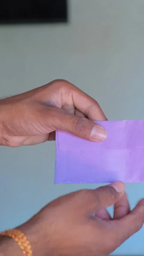 Putting Money into Envelope Close Up Vidéo 332654651