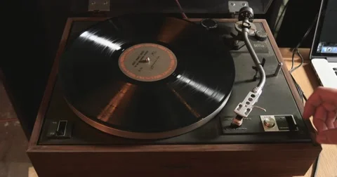 Putting Needle On A Spinning Record in 4K Vidéo 53201489
