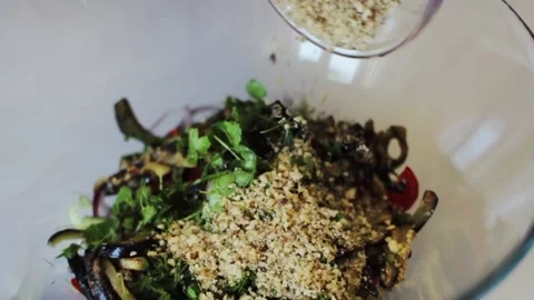 Putting nuts dressing in salad 库存影片 163448630