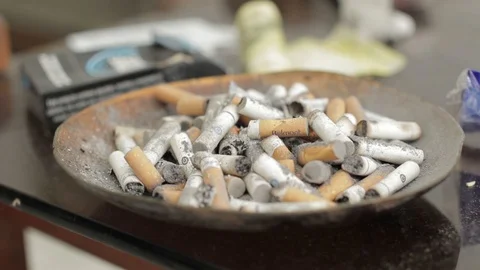 Putting out cigarrette in ashtray Video stock 105618983