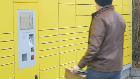 Putting a parcel into a parcel station Video stock 97406433