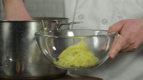 PUTTING THE PASTE ON THE PLATE Vidéo 150182147