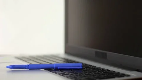 Putting pen on the notebook and taking it back 動画素材 77178289