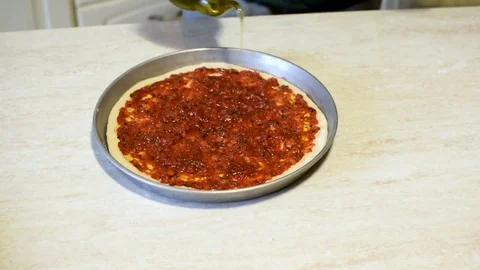 Putting pepperoni on pizza Видео 76998036