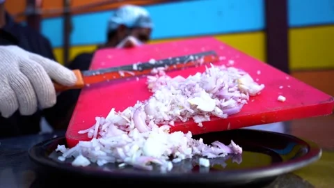 Putting the pieces of onion into baking tray 動画素材 133270571