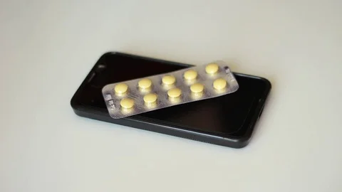 Putting pills on the smartphone Vídeo Stock 79589696